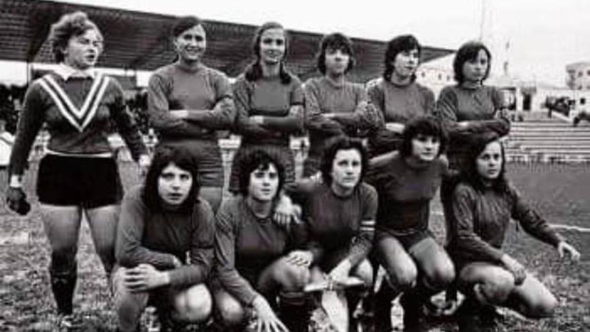 Conchi 'Amancio', capitana la selección española de fútbol femenino en un partido contra Italia en la temporada 1972/1973.