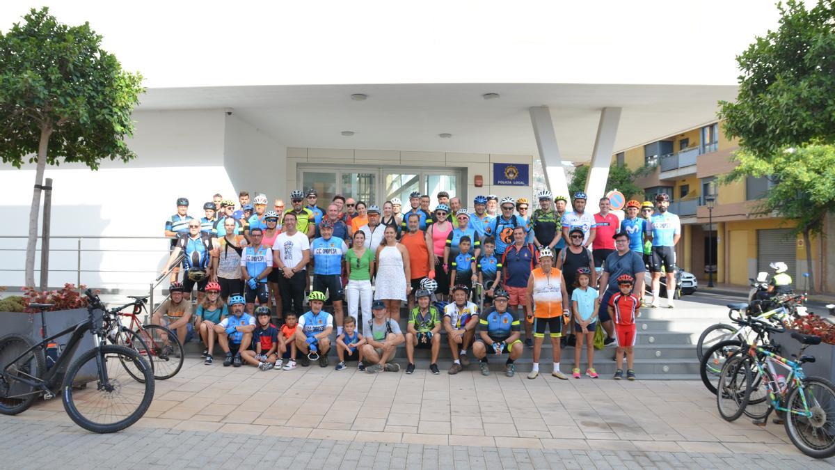 Foto de familia con motivo del Día de la Bicicleta en las fiestas de Orpesa.