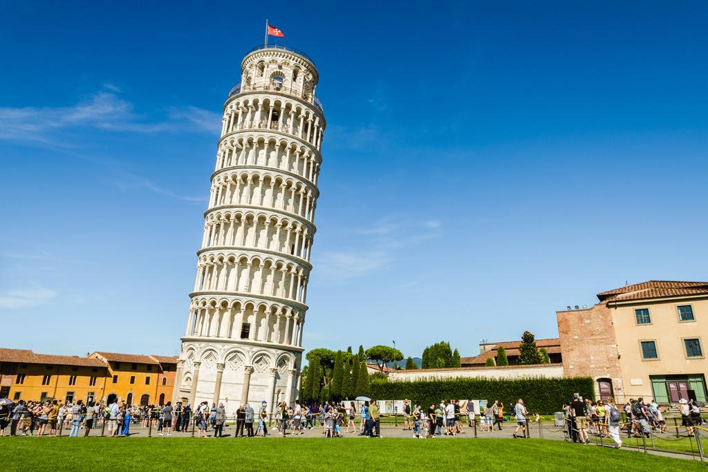 La siempre inclinada Torre de Pisa es uno de los monumentos más famosos del mundo
