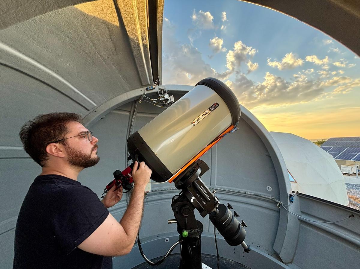 Rafael Luque observa el cielo desde un telescopio en Granada.