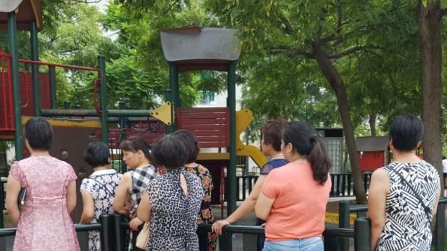 Las mujeres chinas que sufrieron la agresión, ayer, en el parque.