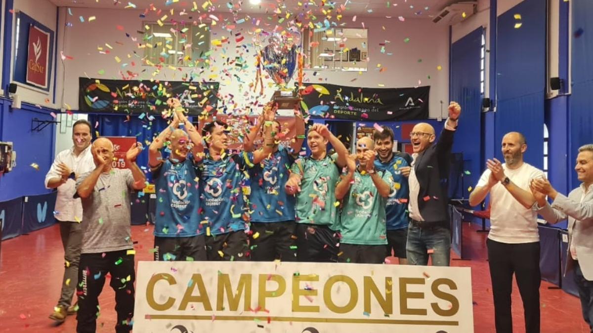 El Real Cajasur Priego levanta el trofeo de campeón de la Superdivisión masculina de tenis de mesa.