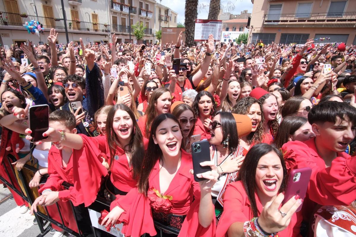 Los festeros cantando el pasodoble &quot;A San Antón&quot; al llegar la imagen al templo de Santa Ana.