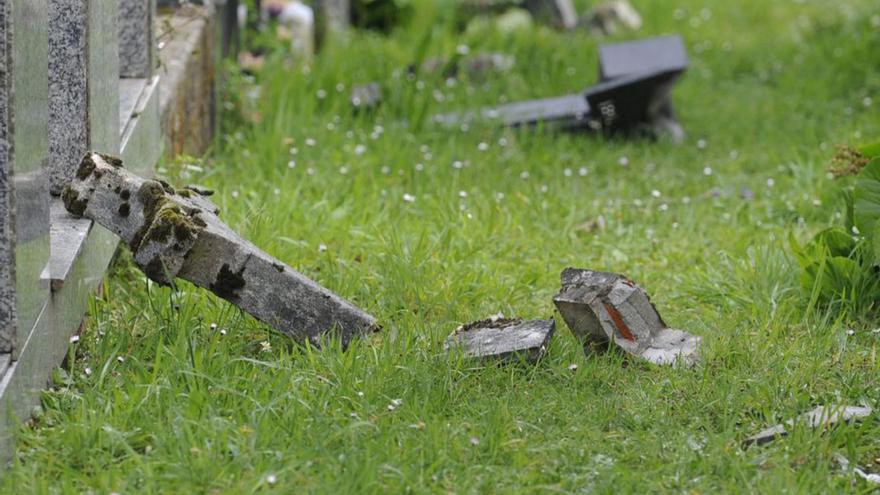 Un viento huracanado, el “vándalo” que destrozó el cementerio de Forcarei