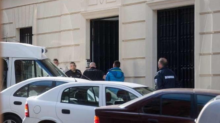 Los detenidos llegan a declarar al juzgado, en la mañana de ayer.