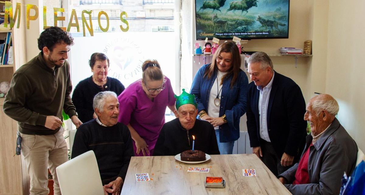 Cumpleaños en la Casa do Maior de Rodeiro durante la visita de Manuel Santos y Raúl Santamaría.