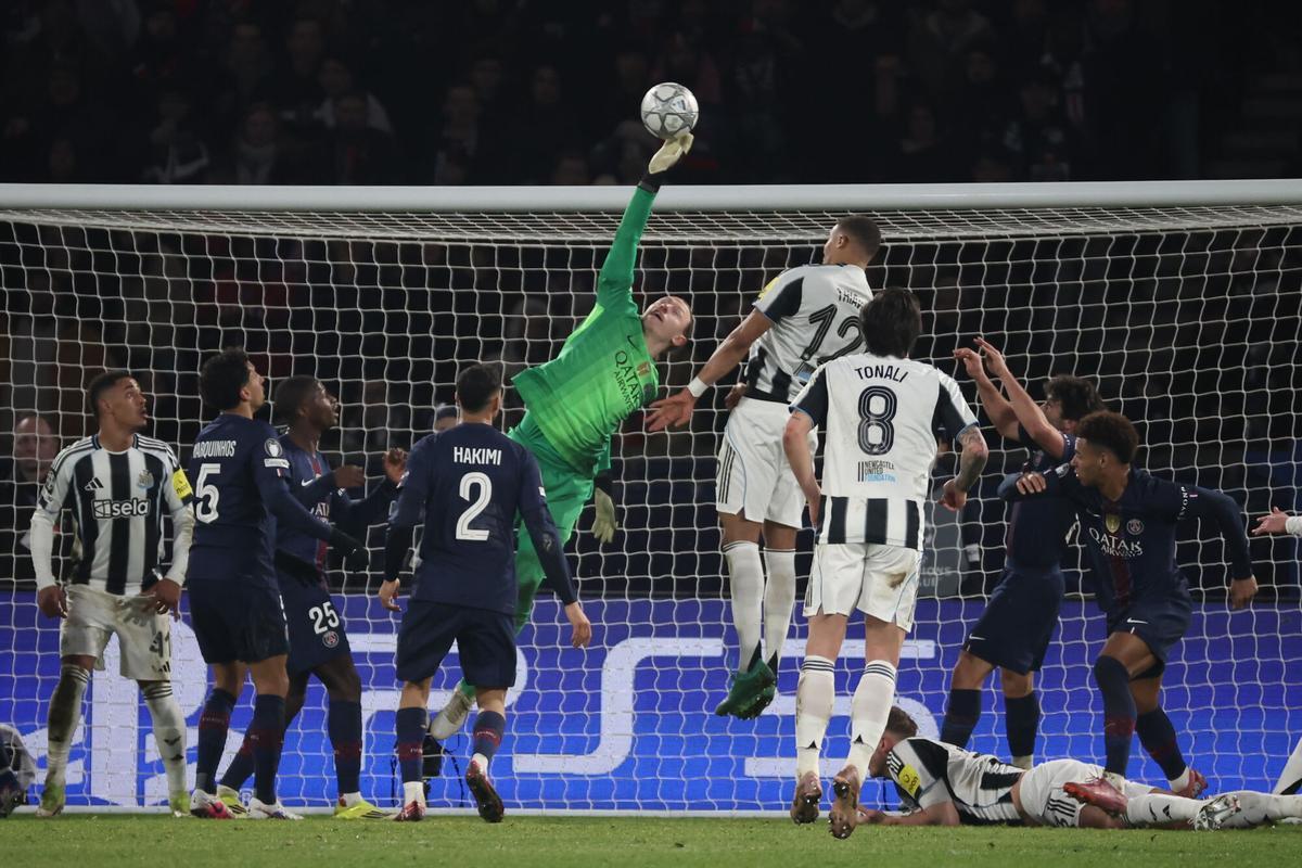Paris (France), 28/01/2026.- Matvey Safonov (C) goal keeper of PSG in action during the UEFA Champions League match between Paris Saint Germain and Newcastle United, in Paris, France, 28 January 2026. (Liga de Campeones, Francia) EFE/EPA/CHRISTOPHE PETIT TESSON. paris saint germain psg . newcastle. liga campeones 2025/2026 paris saint germain psg . newcastle. 08. accion. parque de los principes