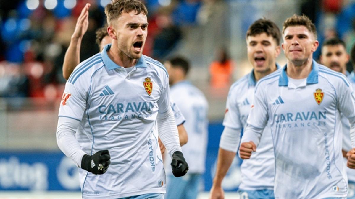 Soberón, con Guti a la derecha, celebra el tanto marcado de penalti al Eibar al Ipurua.