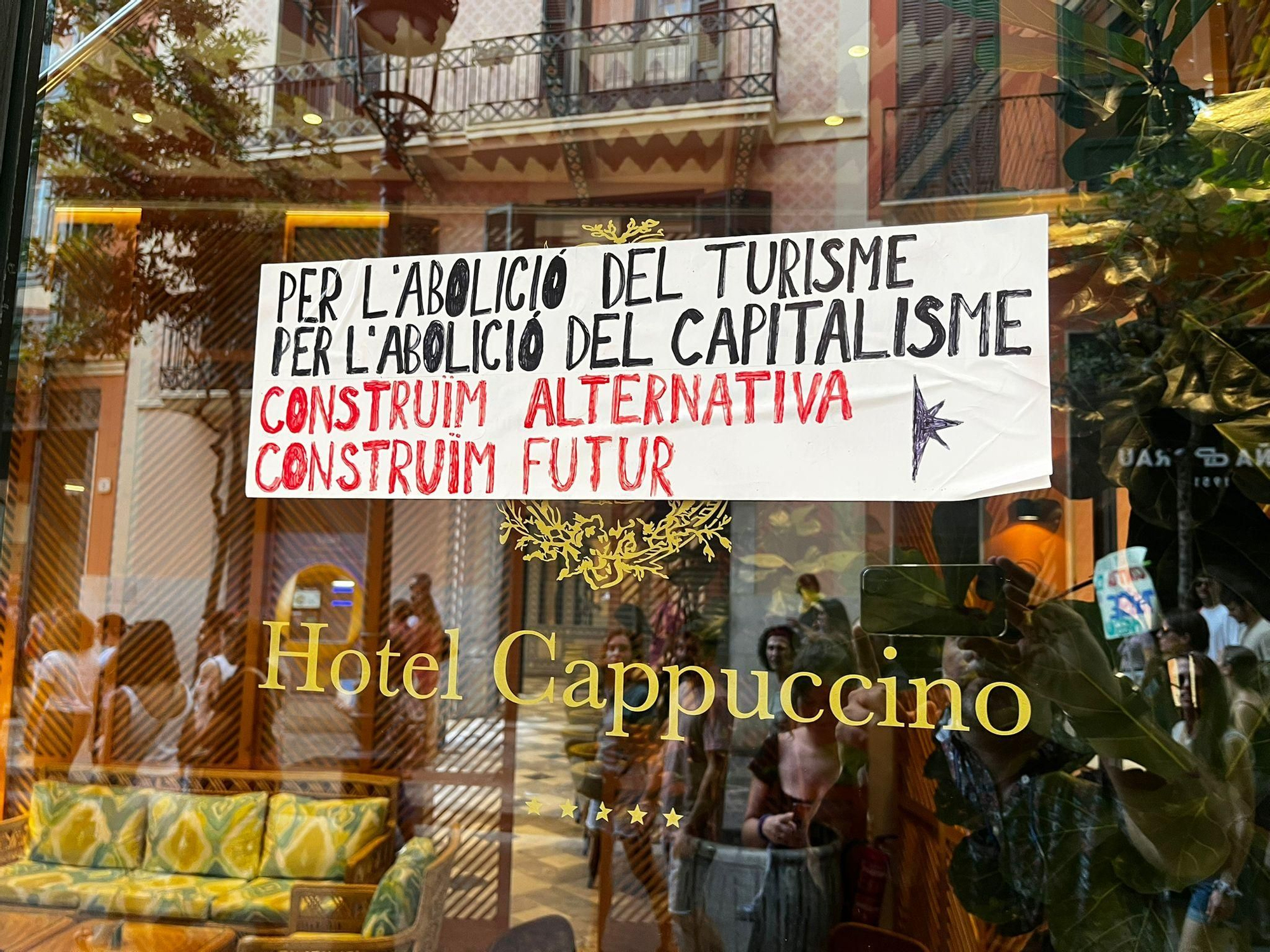 Las pancartas y las imagénes de la manifestación contra la saturación Turística