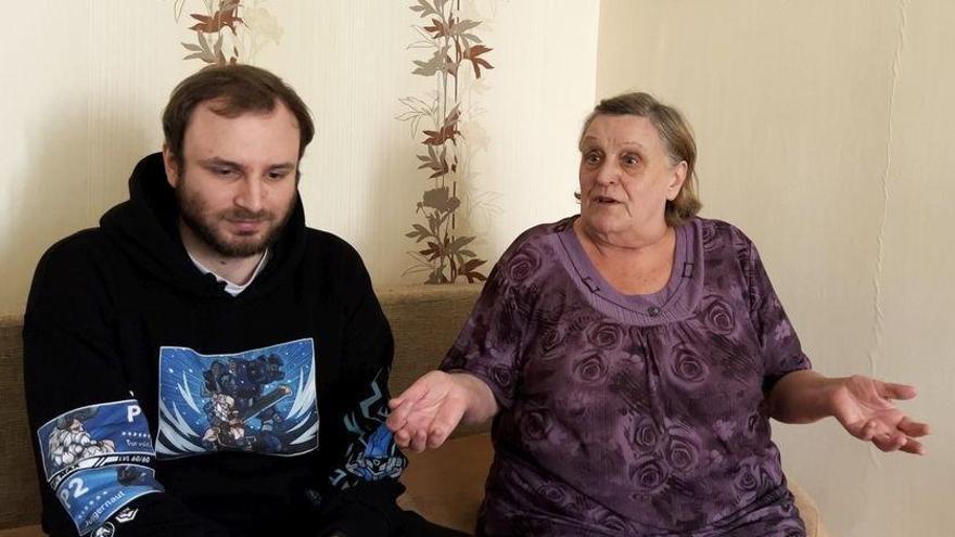 Tatiana, una mujer de 60 años de Zaporiyia, con su nieto Yaroslav.