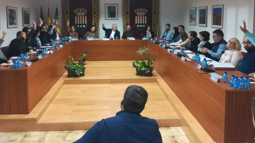 Instante de la votación en el pleno extraordinario de presupuestos, celebrado ayer en el Ayuntamiento de Mutxamel.