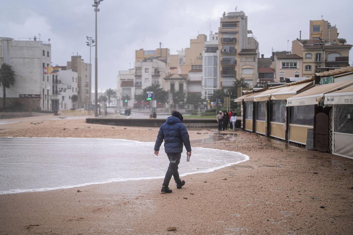 El temporal borra una parte del paseo marítimo de Blanes El temporal borra una parte del paseo marítimo de Blanes