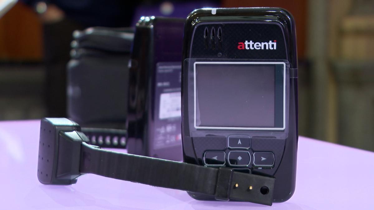 IGUALDAD VIOLENCIA PULSERAS | Así son las nuevas pulseras antimaltrato que ha comprado Igualdad, más fiables y menos manipulables