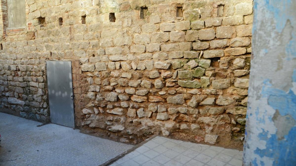 Muro exterior del Castell de Bellvís donde se han hallado los restos romanos, en L'Hospitalet