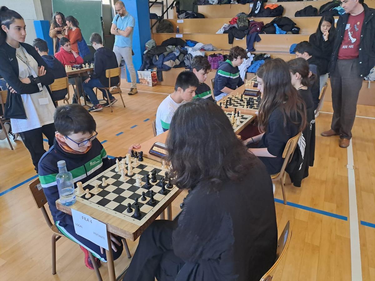 Los equipos eran mixtos con cuatro tableros por bando.