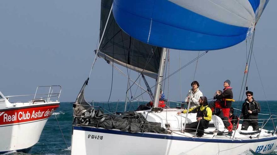 El &quot;Taxus Medioambiente&quot;, durante la regata.