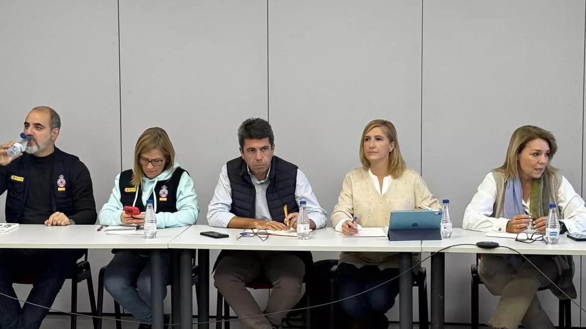 Pilar Bernabé, segunda por la izquierda, con Mazón, Salomé Pradas y Susana Camarero, ayer, en el Cecopi.