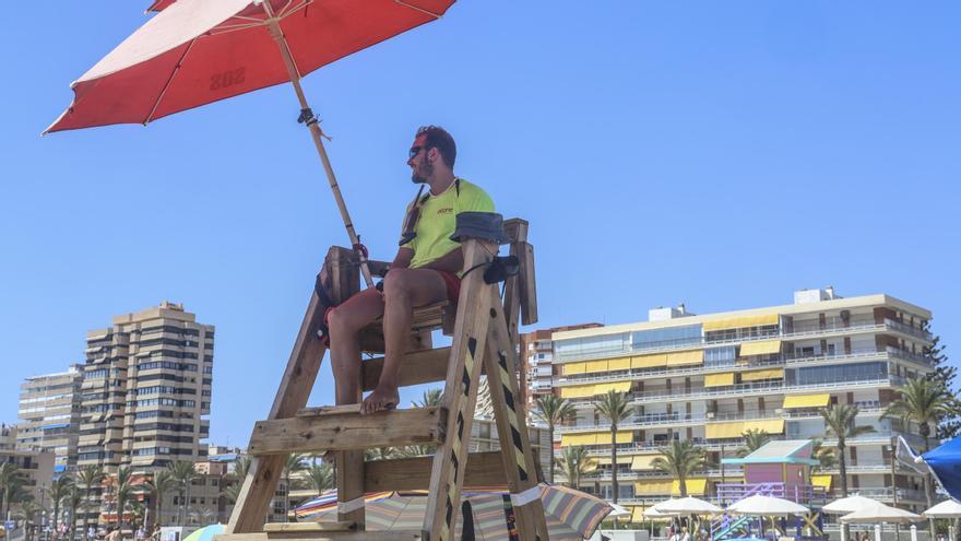 Un socorrista del servicio municipal, durante el pasado verano