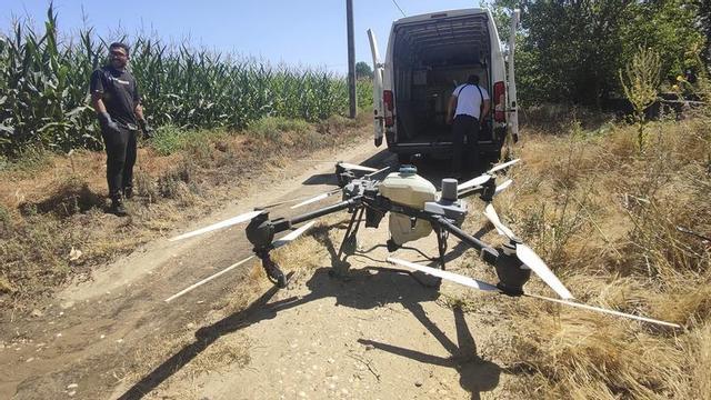 Un dron tras fumigar una parcela con maíz en una localidad del Tera.