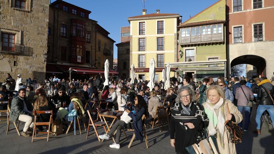 La Semana Santa desborda Gijón: terrazas y paseos llenos y hasta colas para hacerse fotos en las &quot;letronas&quot;