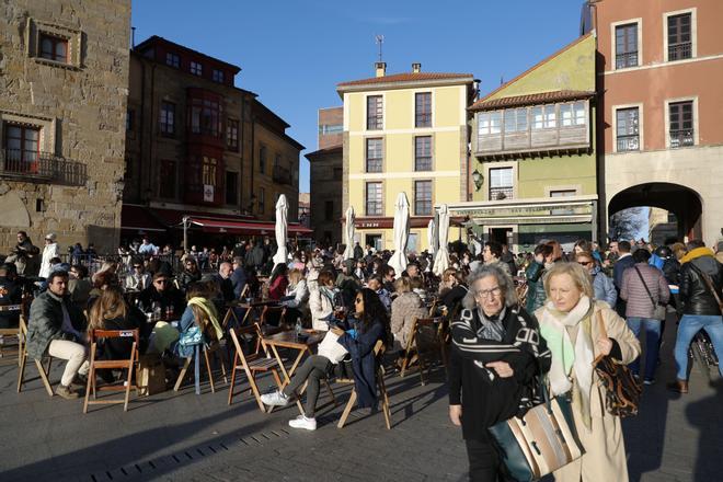 En imágenes: El Jueves Santo desborda Gijón: terrazas y paseos llenos y hasta colas para hacerse fotos en las "letronas"