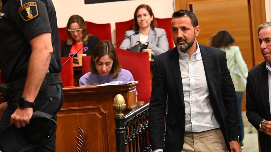 Vox revienta el pleno en Elche: Samuel Ruiz tilda de “idiota” a la portavoz de Compromís, Esther Díez