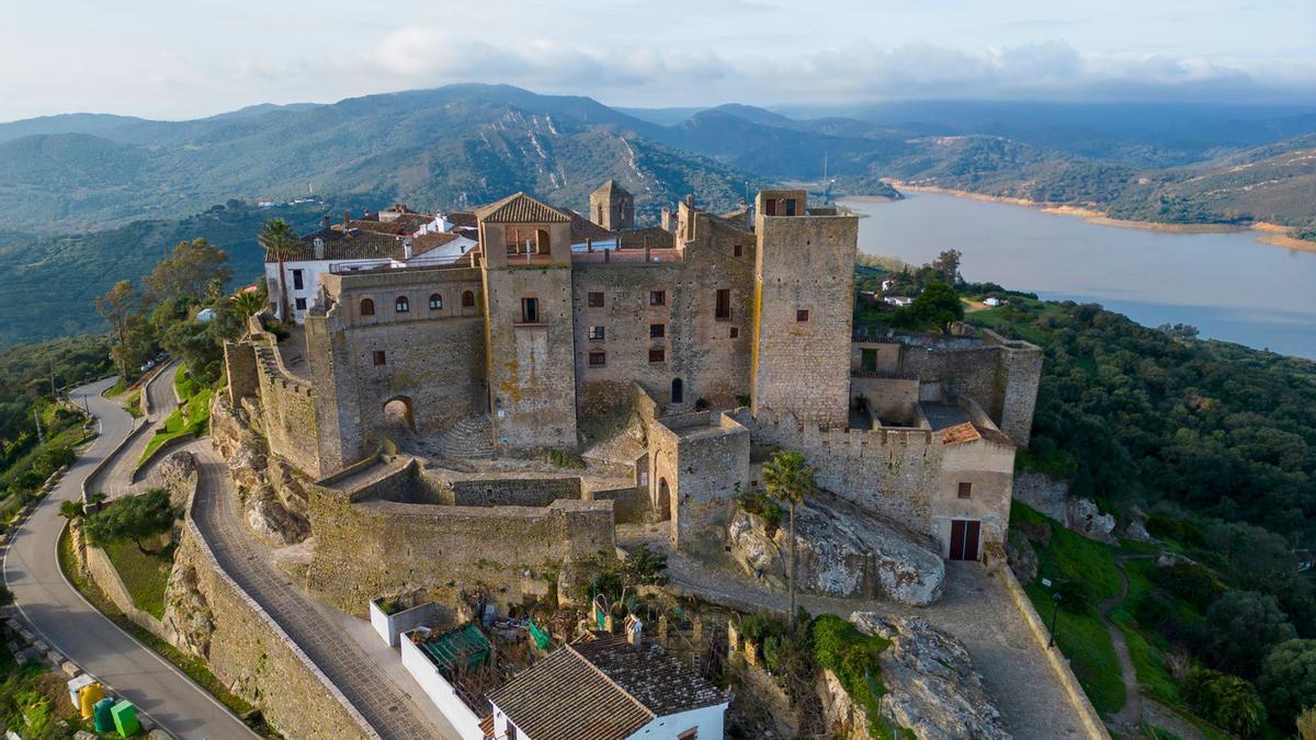 Los pueblos ubicados dentro de los muros de una fortaleza son una rareza