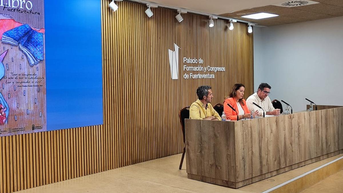 Rayco León(i), Lola García y David de Vera, este miércoles