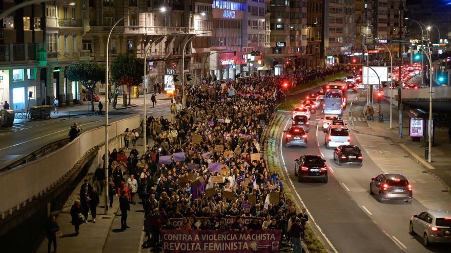 Miles de personas se manifiestan en A Coruña por la &quot;igualdad de género&quot; en la marcha del 8M