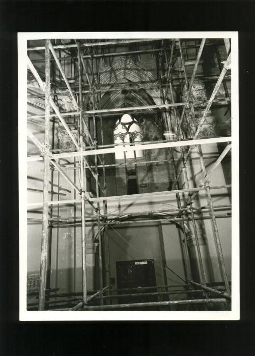 Demolición del arco superpuesto en la primera capilla de Santa Bárbara