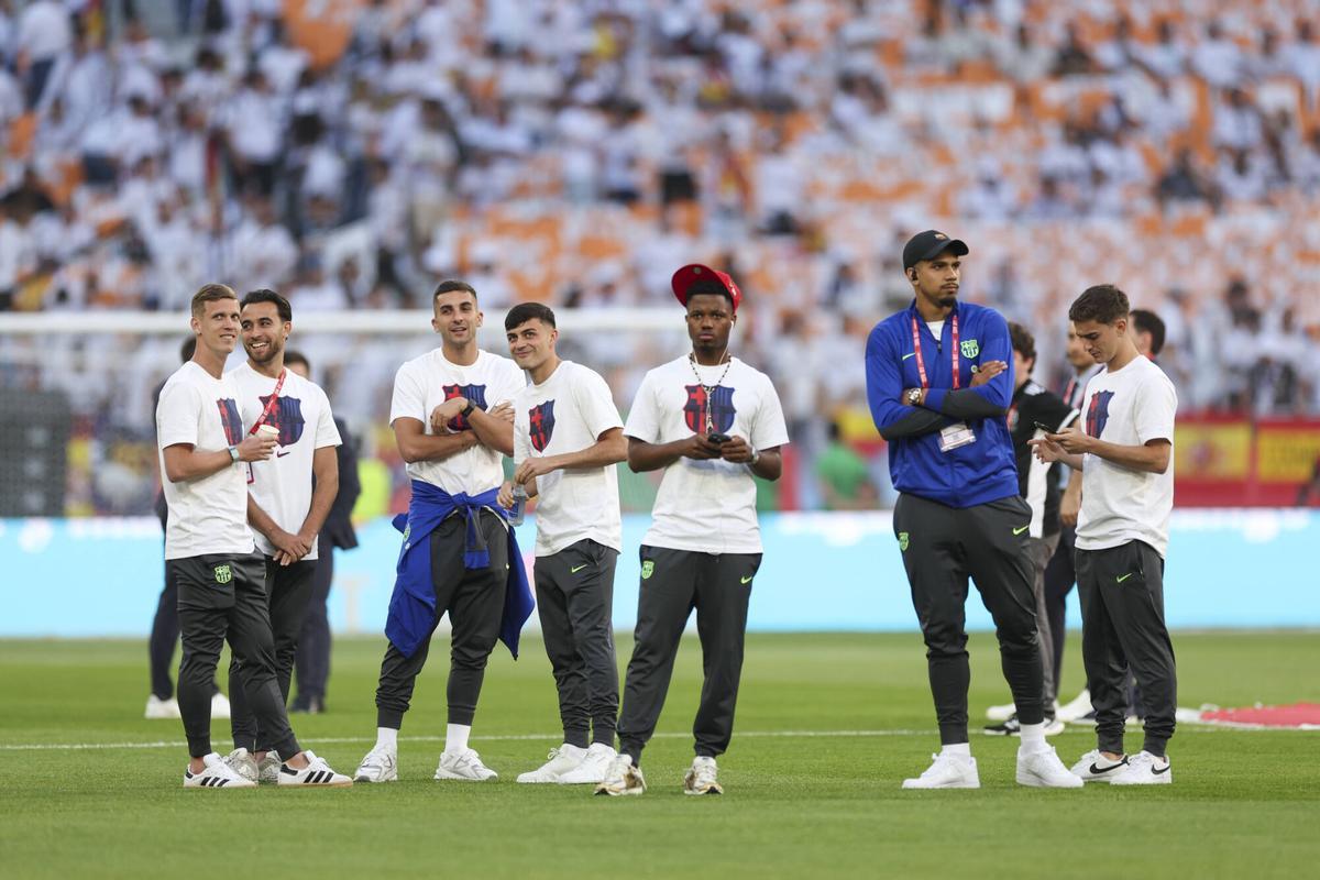 La plantilla blaugrana, paseando por el estadio de La Cartuja antes de la Final de la Copa del Rey