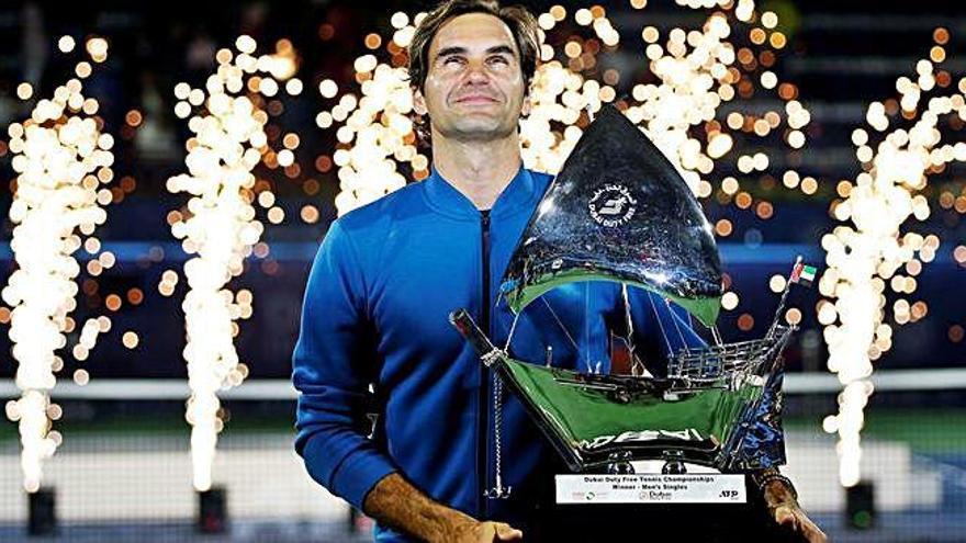 Federer con su trofeo número 100.