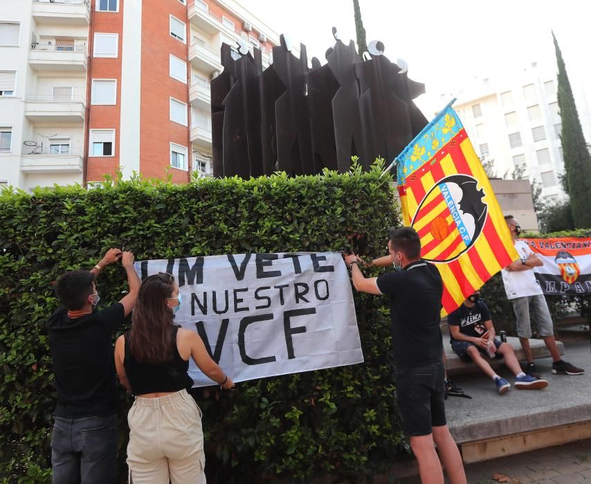 Protestas de la afición del Valencia CF contra Peter Lim