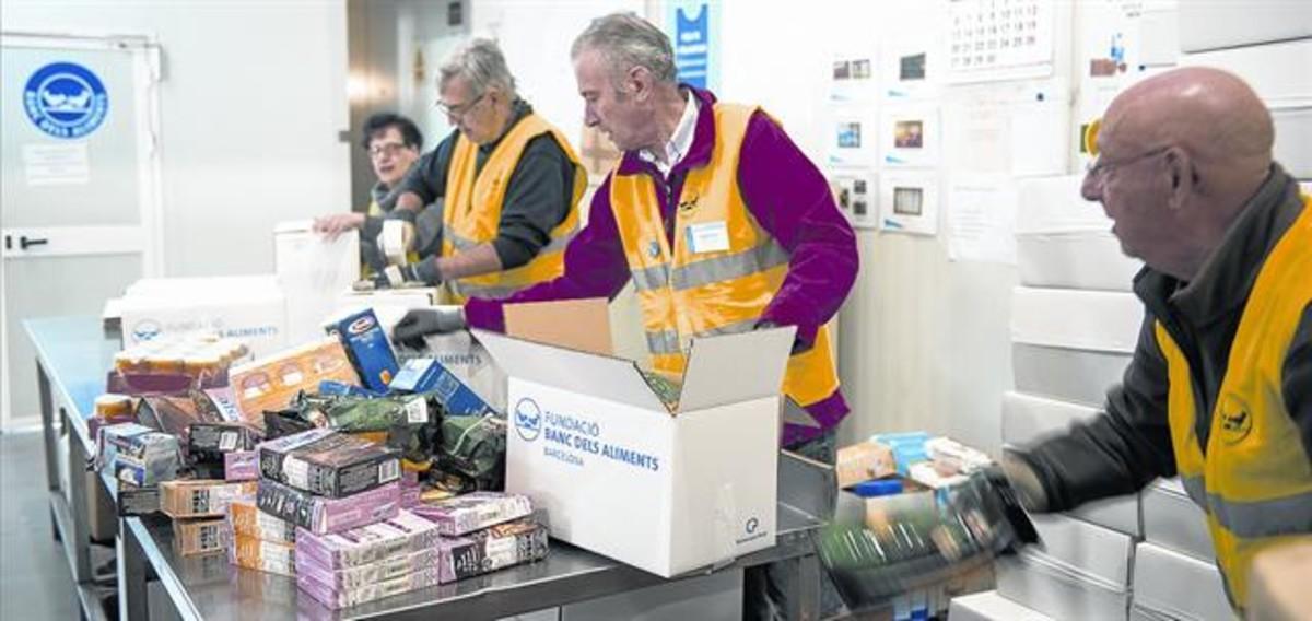 Voluntarios del Banc dels Aliments de Barcelona clasifican los alimentos.