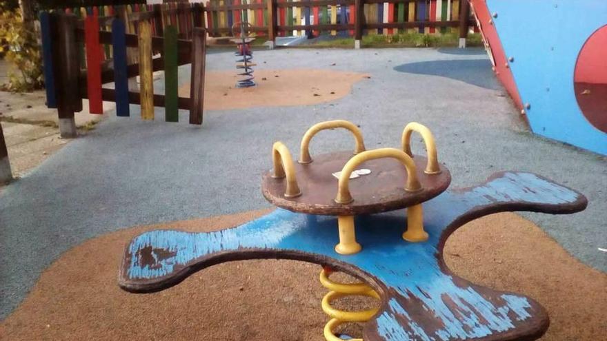 Urgen reparaciones y limpieza en el parque infantil próximo al San Félix