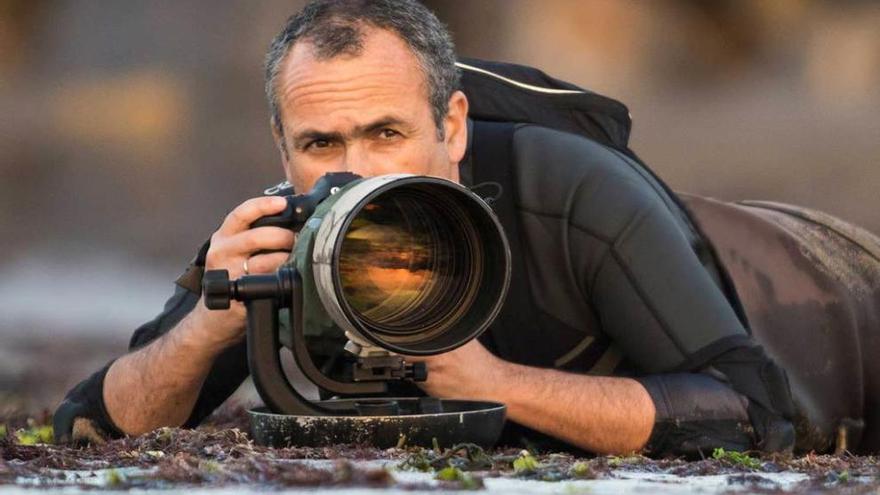 El autor, Mario Suárez, en plena faena fotográfica.