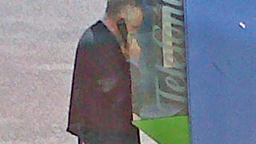 Rafael Blasco usa cabinas telefónicas