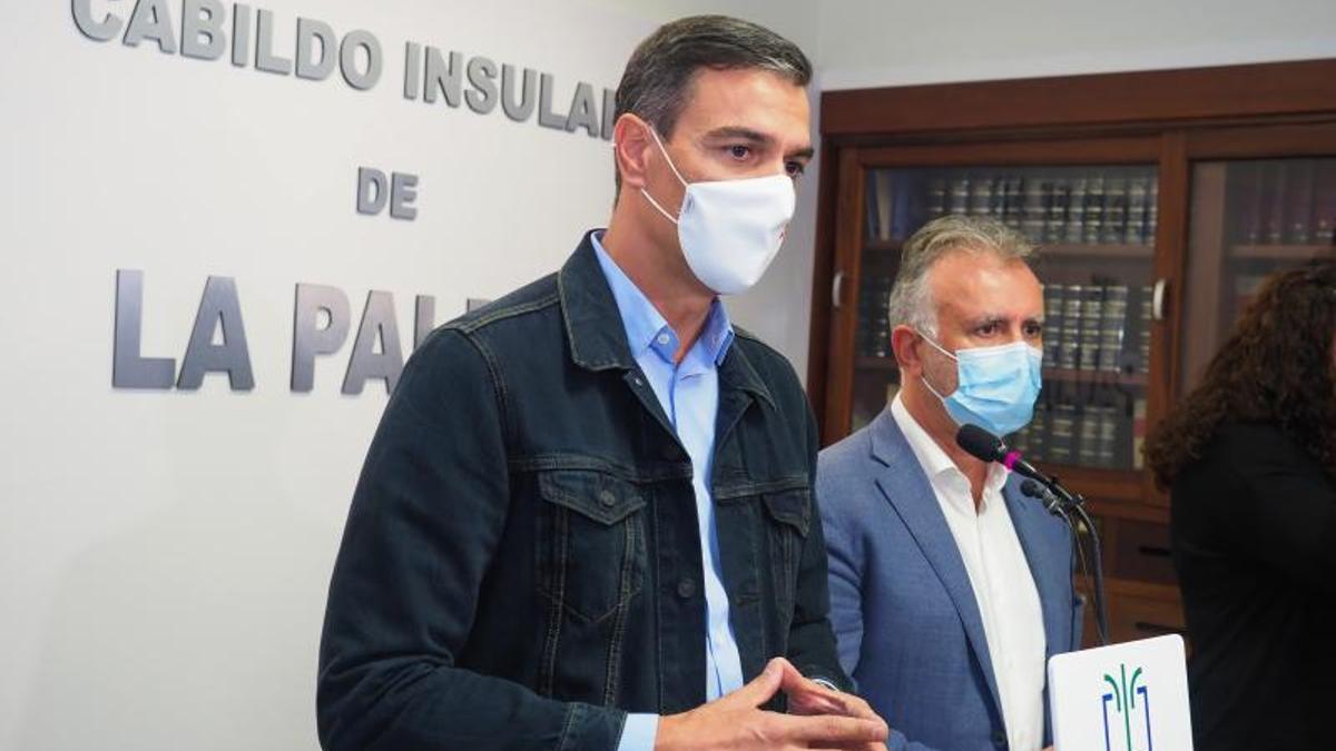 El presidente del Gobierno, Pedro Sánchez, junto al presidente de Canarias, Ángel Víctor Torres (d), en El Paso, La Palma, este 19 de septiembre de 2021.