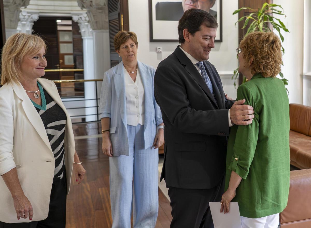 El presidente de la Junta recibe a la nueva secretaria general de CC OO de Castilla y León.