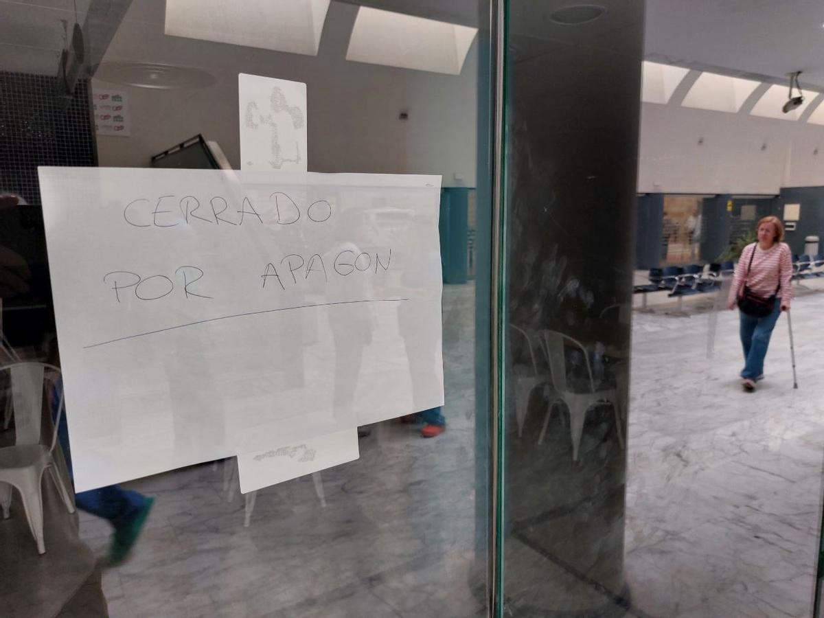 Cafetería de interior cerrada por apagón en el hospital Reina Sofía.