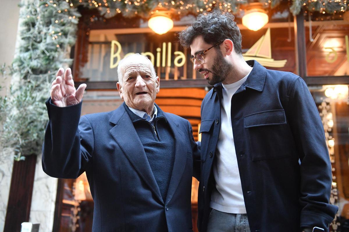 Bonilla, junto a su nieto, César, el día de su 90 cumpleaños