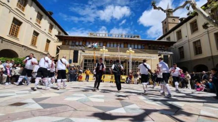 Los danzantes llevan su foclore al Pignatelli por San Jorge