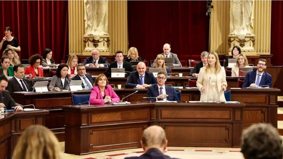 Marga Prohens, en el pleno celebrado hoy en el Parlament. / CAIB