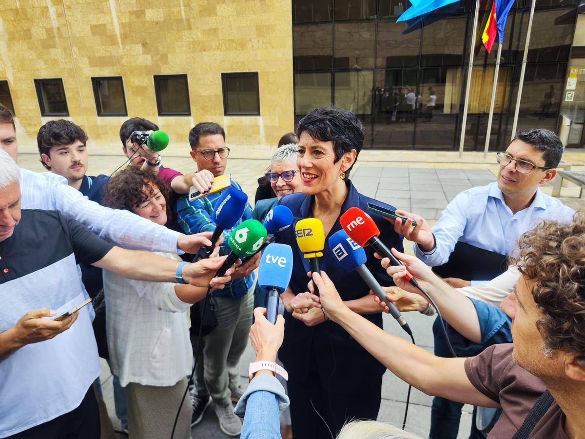 La ministra Elma Saiz atiende a los medios en Oviedo, delante de la Consejería de Derechos Sociales y Bienestar.