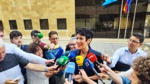 La ministra Elma Saiz atiende a los medios en Oviedo, delante de la Consejería de Derechos Sociales y Bienestar.