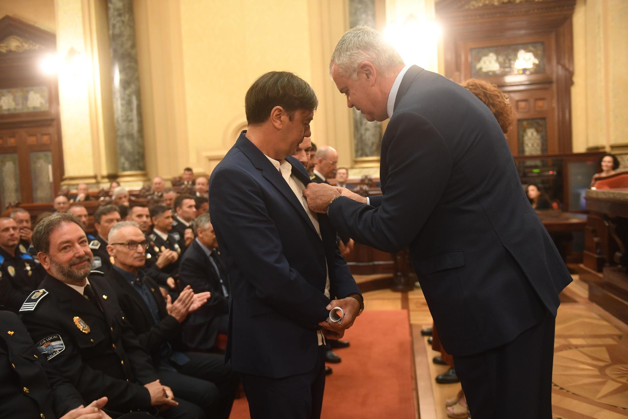 Homenaje a los policías locales de A Coruña que llevan 20 años en el cuerpo