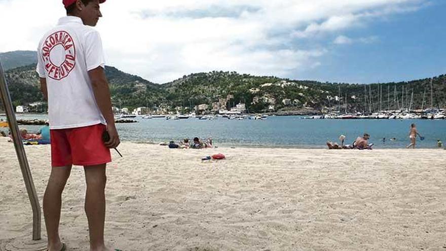 Un socorrista en la playa del Port de Sóller.