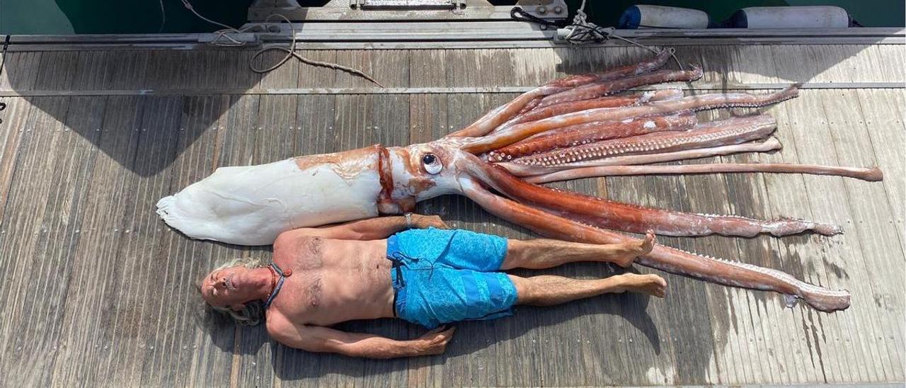 Teo Lucas con el ejemplar de calamar gigante que encontró en Tenerife.