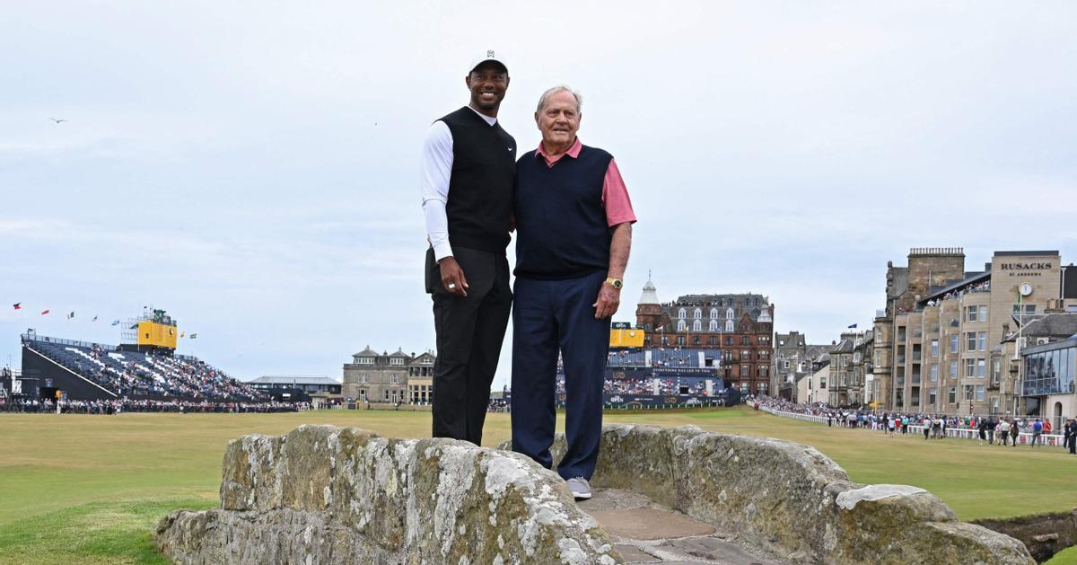 El mítico Jack Nicklaus (18 Majors) posa junto a Tiger Woods (15) en el famoso puente del hoyo 17 de Saint Andrews