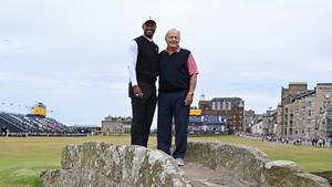 El mítico Jack Nicklaus (18 Majors) posa junto a Tiger Woods (15) en el famoso puente del hoyo 17 de Saint Andrews